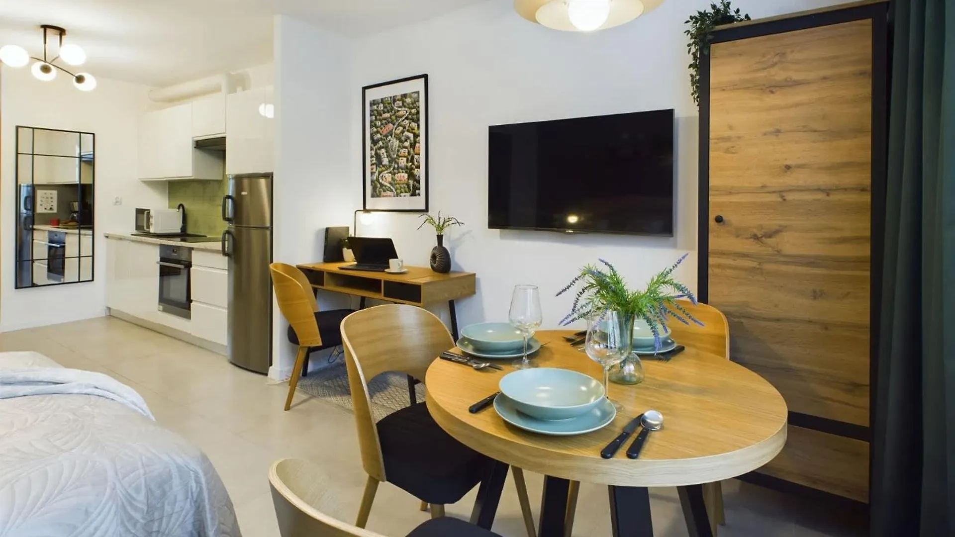 Atmospheric Studio For 3 People In Warsaw With Desk For Remote Work By Noclegi Renters